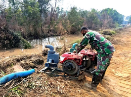 Pastikan Sumber Air Karhutla Tetap Andal, Personel Lanud Sjamsudin Noor Siaga 24 Jam Dukung Kesiapan dan Operasi Penanganan Karhutla