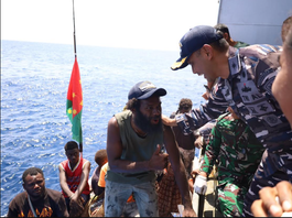 Aksi Kemanusiaan Di Laut Lepas, KRI WSH-991 Evakuasi 11 Warga Papua Nugini