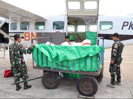 TNI Semai Garam dan Dry Ice untuk Dukung Penanganan Karhutla di Papua Selatan